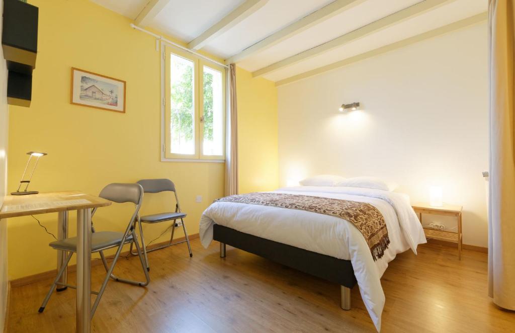 Postel nebo postele na pokoji v ubytování Chalet de charme climatisé, son Jacuzzi - SPA privatif et la piscine de la Maison Bleue du Gers