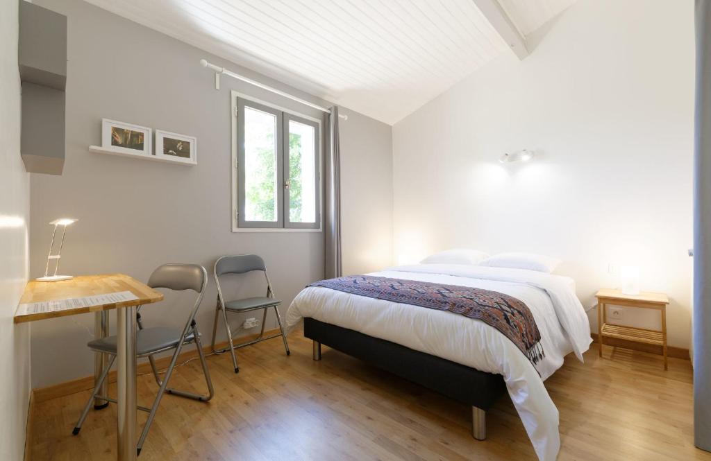 Postel nebo postele na pokoji v ubytování Chalet de charme climatisé, son Jacuzzi - SPA privatif et la piscine de la Maison Bleue du Gers