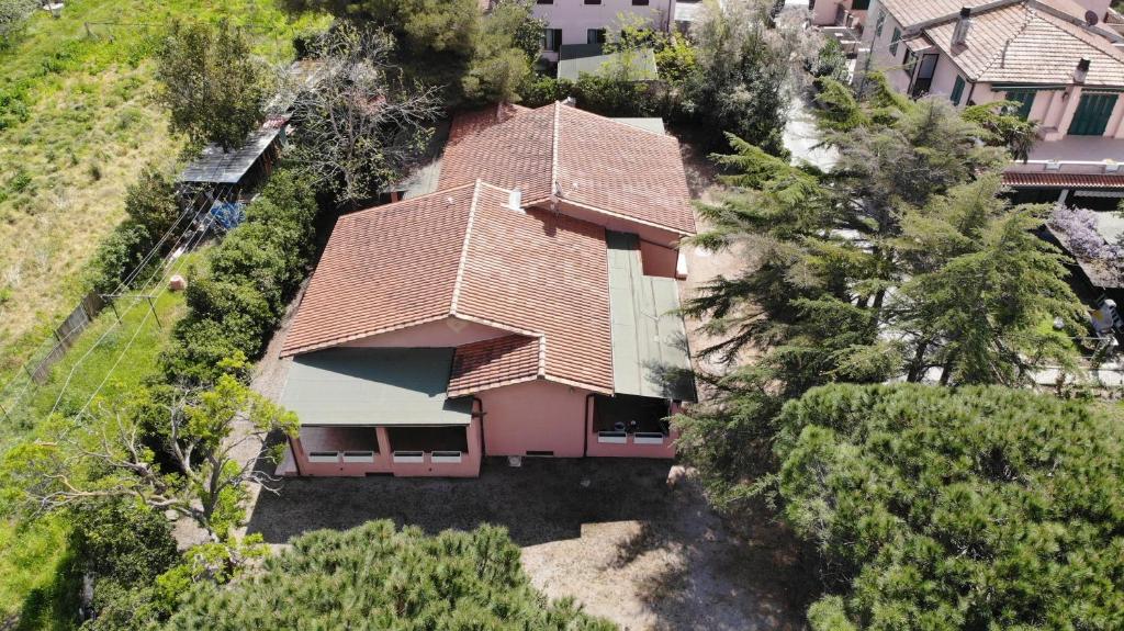 una vista aérea de una casa con techo en Casa Vacanze Rosa dei Venti - Clima, terrazze e biciclette en Campo nell'Elba