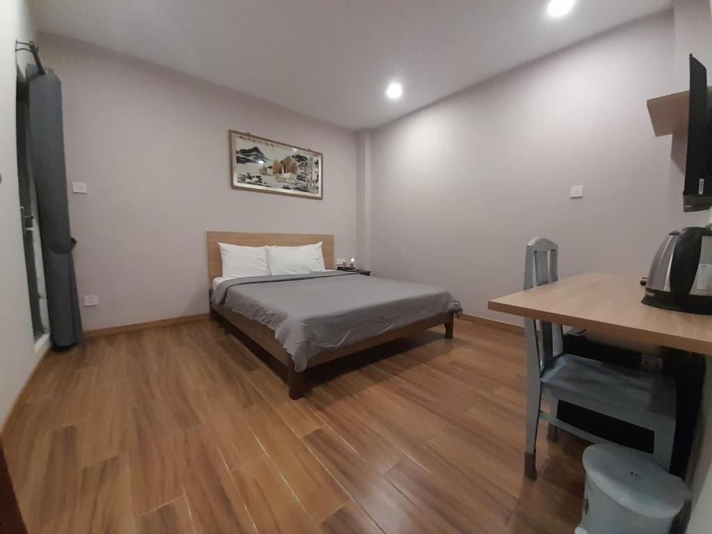 Giường trong phòng chung tại Happy Home