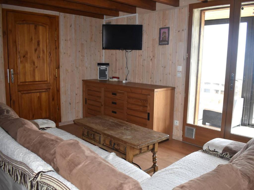 Телевизия и/или развлекателен център в Chalet Font-Romeu-Odeillo-Via, 4 pièces, 8 personnes - FR-1-580-10