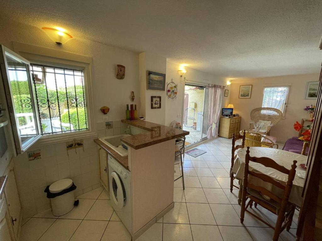 Zdjęcie z galerii obiektu Pavillon T3, Piscine, Cours Privée, Proche Plage et Commerces, Animaux Admis, Parking Sécurisé - FR-1-106-53 w mieście Saint-Cyprien