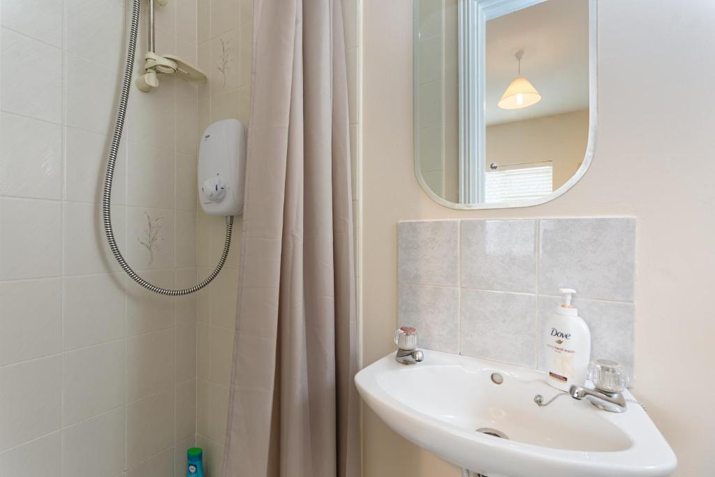 Silver Sea - Single Room With Private Bathroom