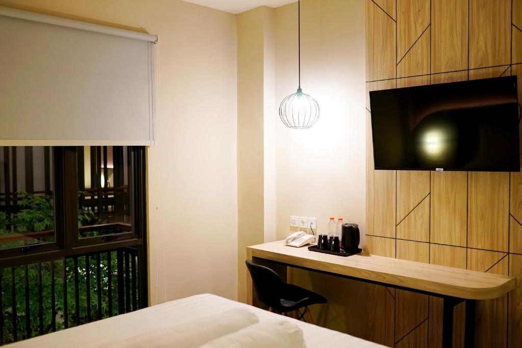 Postel nebo postele na pokoji v ubytování Front One Gosyen Hotel Salatiga