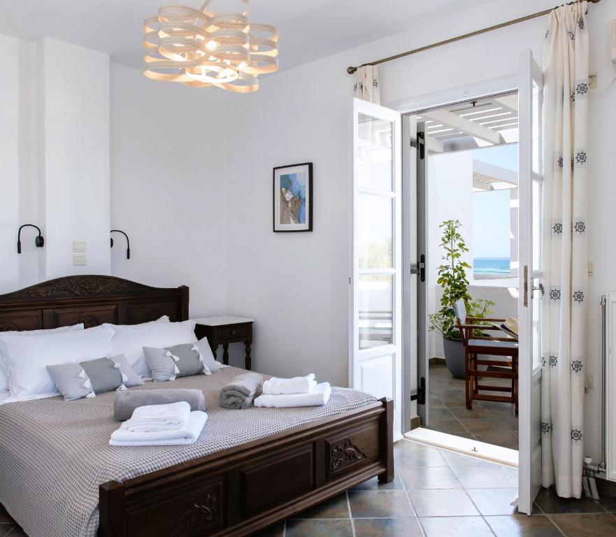 Postel nebo postele na pokoji v ubytování Sea Lilies Suites