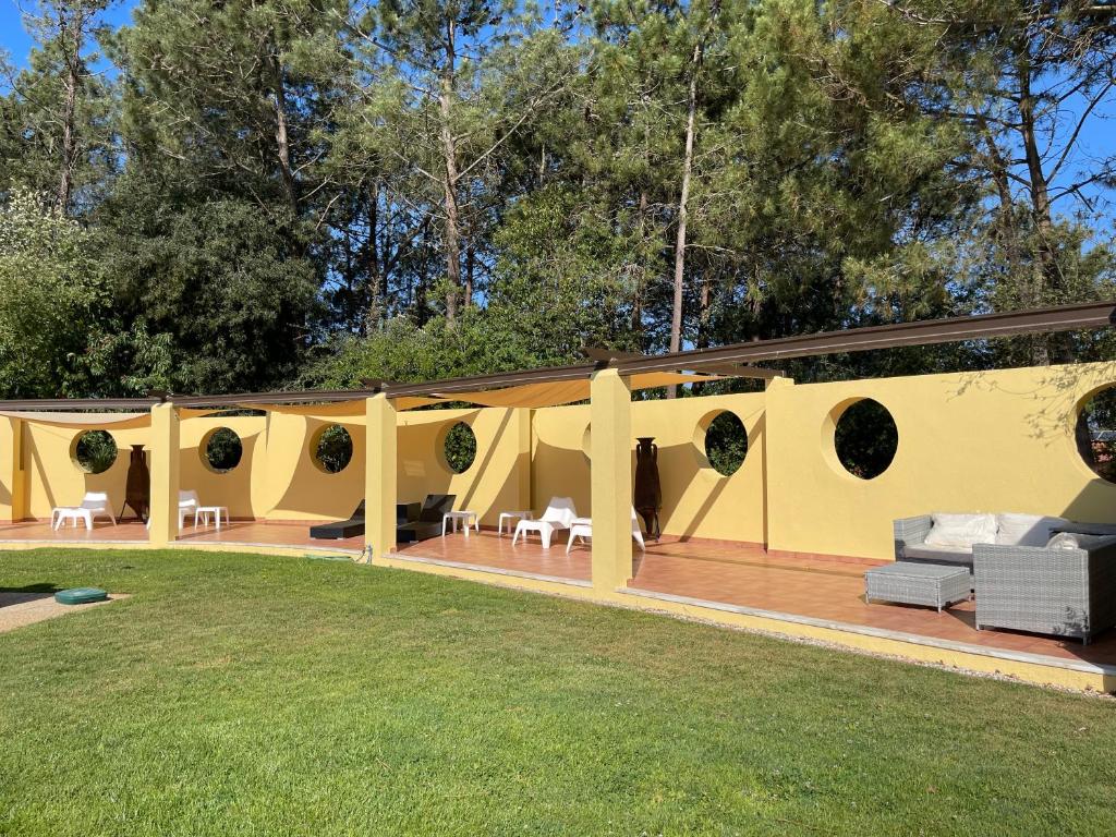 a yellow building with wreaths on it in a yard at Quinta Dos Amarelos no Meco in Aldeia do Meco