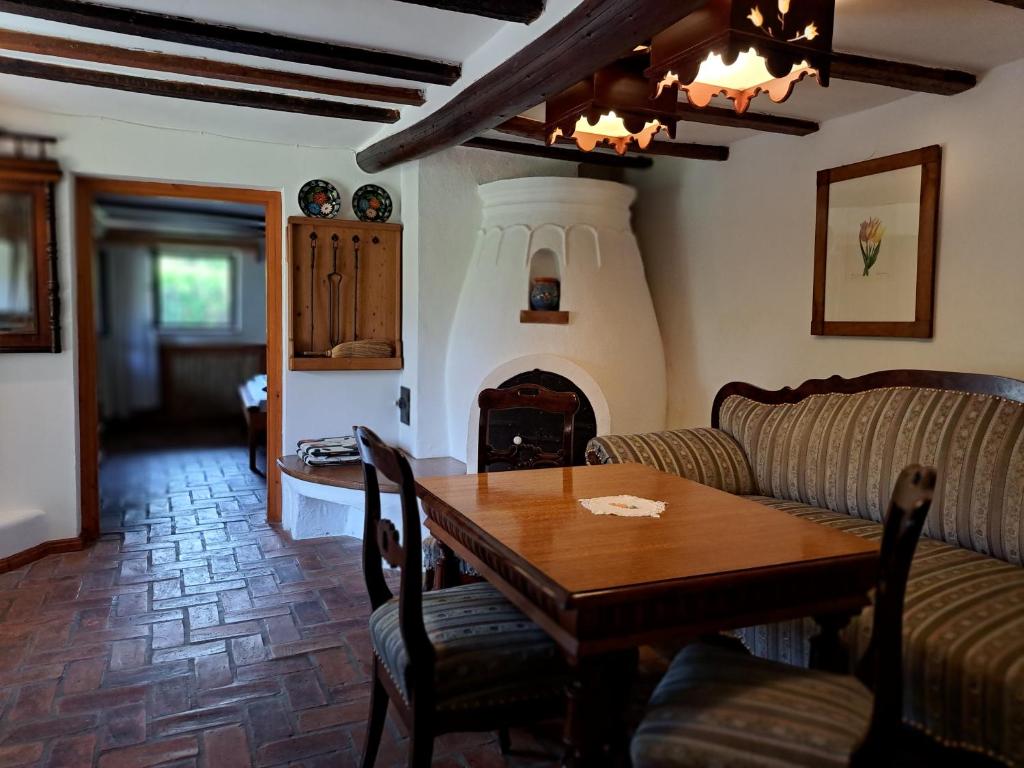 sala de estar con mesa y chimenea en Puszta Vendégházak 2., en Tiszafüred