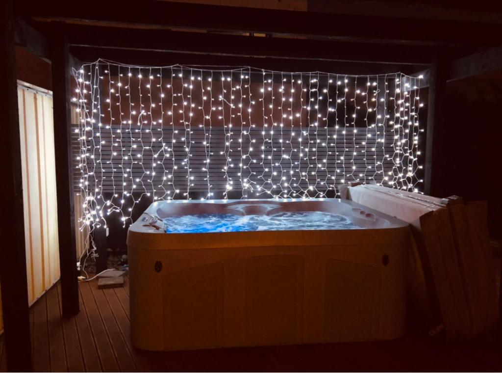 Cette chambre comprend une baignoire avec des lumières de Noël. dans l'établissement Observation Holiday Home, à Paraparaumu Beach