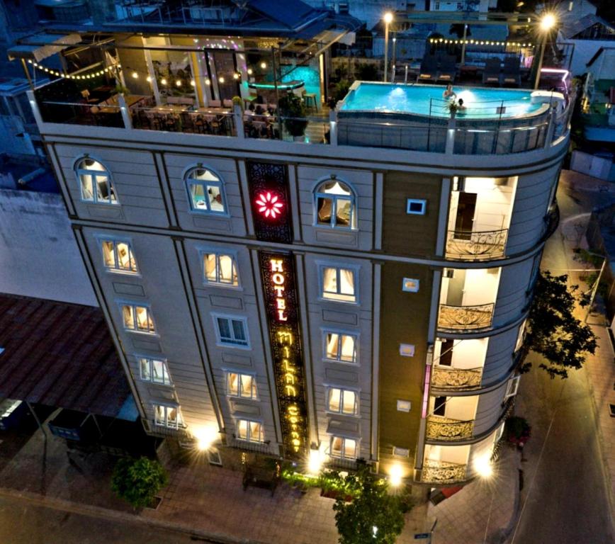 una vista aérea de un edificio con piscina en Milan Corner Hotel, en Vung Tau