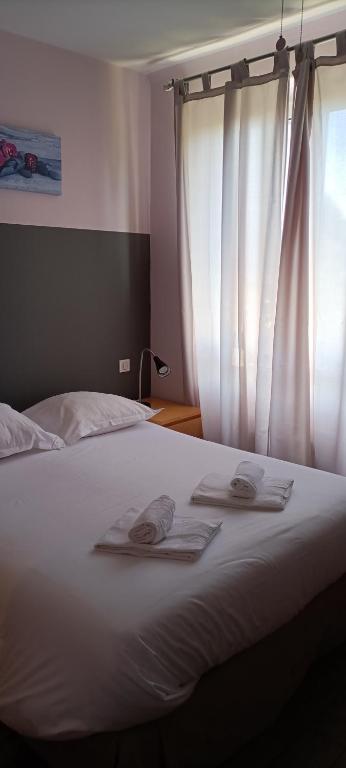 Postel nebo postele na pokoji v ubytování Logis Hotel Grangier