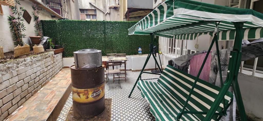 patio con sedia e ombrellone di Heart of İstanbul a Istanbul