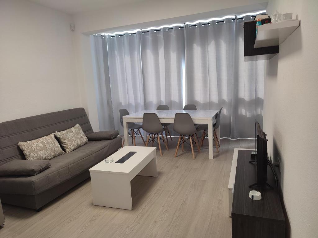 a living room with a couch and a table at apartamento vacacional in Calpe