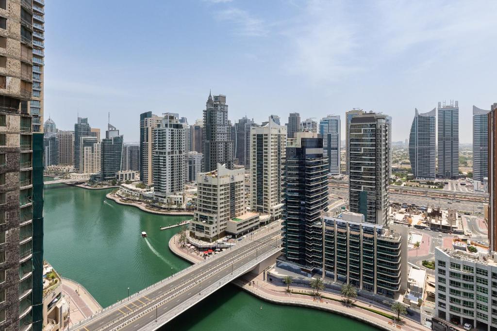 Nespecifikovaný výhled na destinaci Dubaj nebo výhled na město při pohledu z prázdninového domu