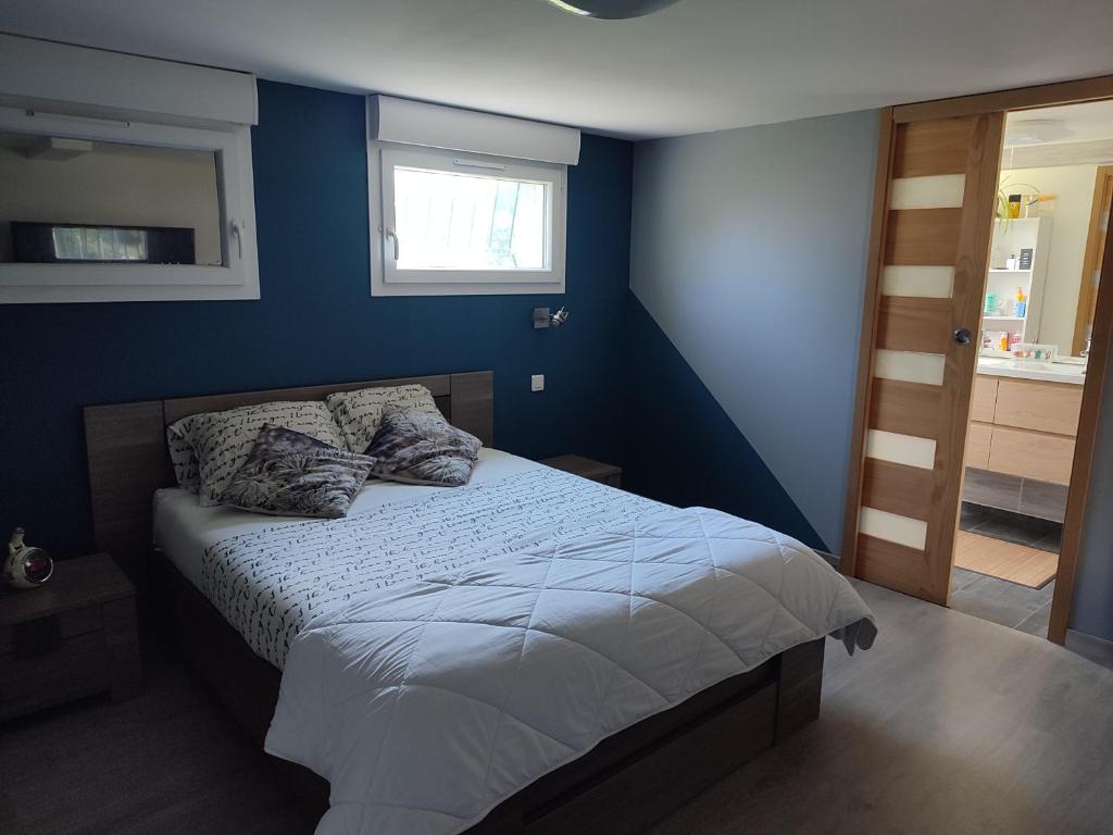 Allonnes的住宿－Les Cytises，蓝色的卧室设有床和窗户