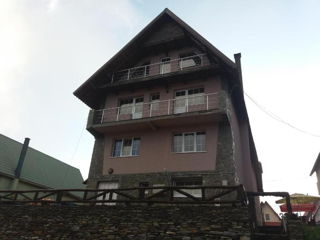 Το κτήριο όπου στεγάζεται  ο ξενώνας