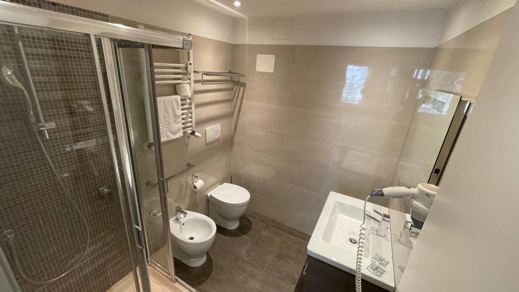 A bathroom at Rienzo Vatican Suites