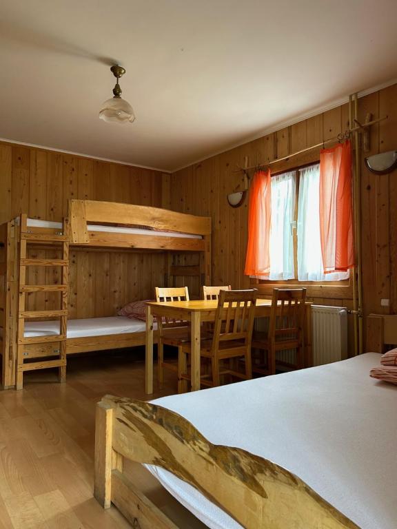 Bunk bed o mga bunk bed sa kuwarto sa Karczma nad Szumem