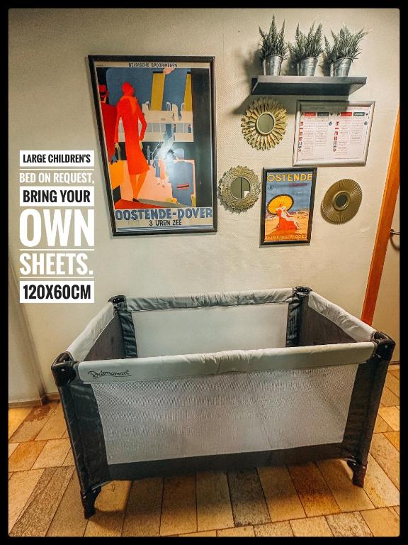a large metal tub on the floor with posters on the wall at CASA MARE hartje Oostende met gratis parking in Ostend