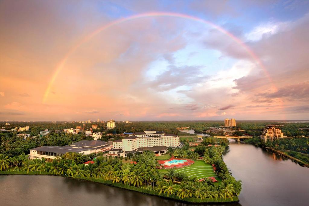 um arco-íris no céu sobre uma cidade com um rio em Le Meridien Kochi em Cochin