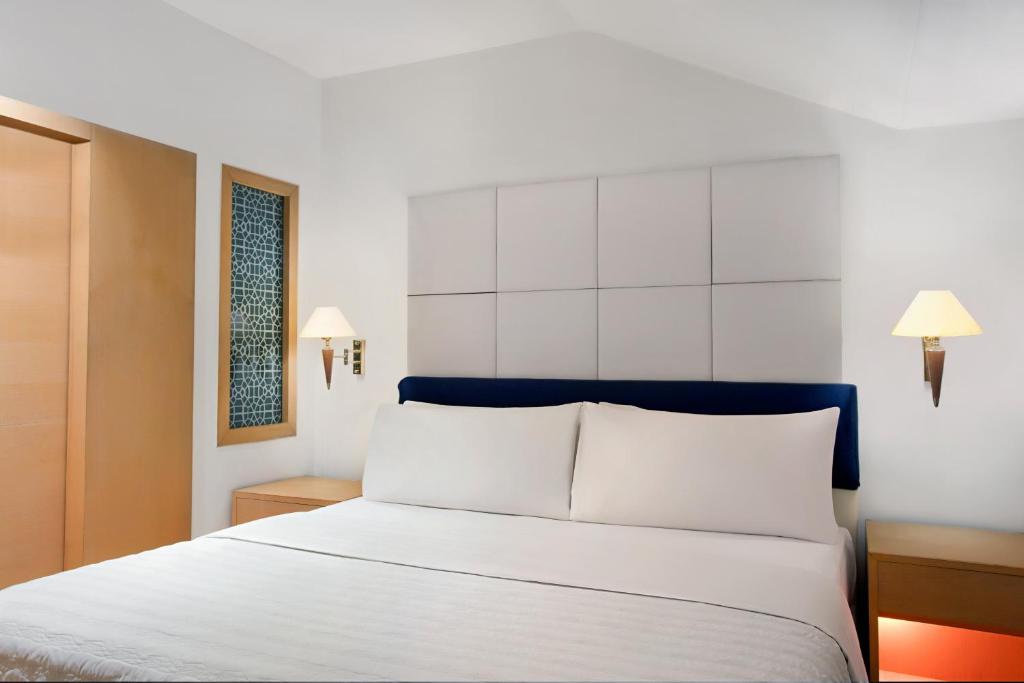 Postel nebo postele na pokoji v ubytování Le Meridien Kochi