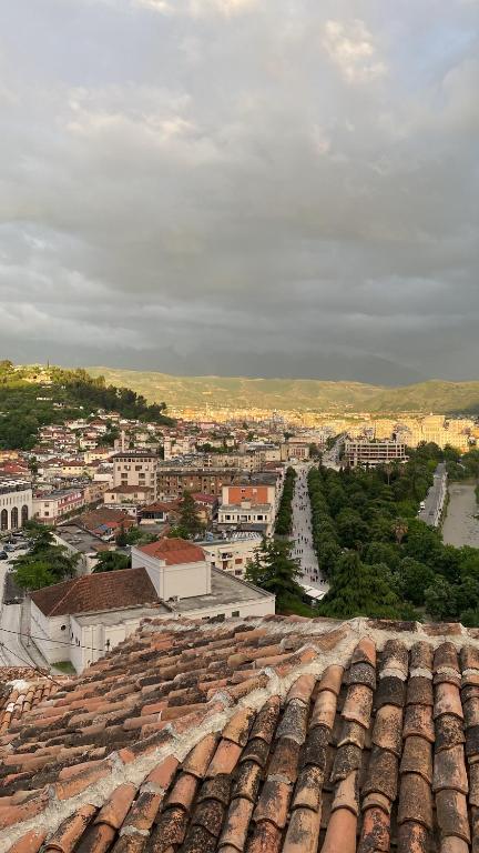 Una vista de una ciudad desde el tejado de un edificio. en Aria Baci Guest House, en Berat
