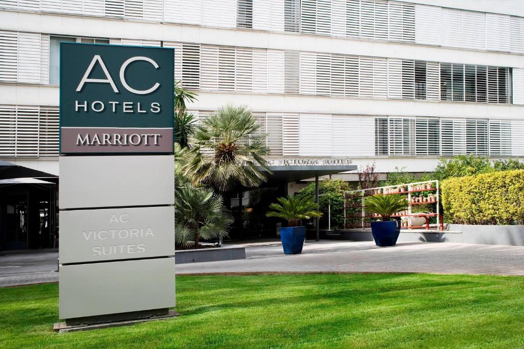 ein Schild für ein Hotel vor einem Gebäude in der Unterkunft AC Hotel Victoria Suites by Marriott in Barcelona