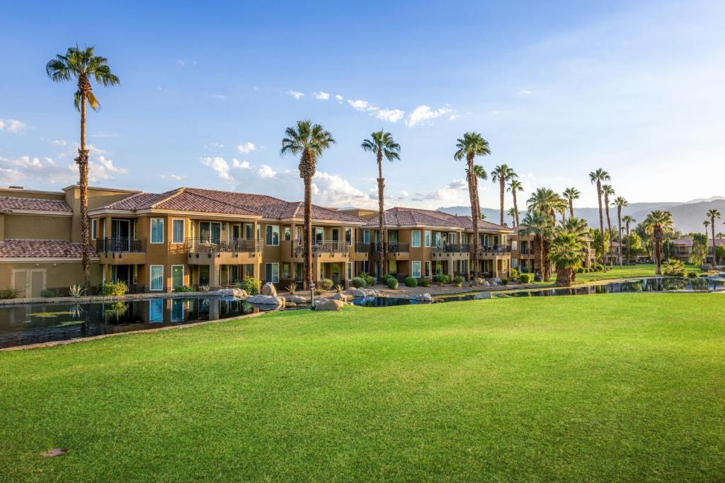 une grande cour avec des palmiers et des condos dans l'établissement Marriott's Desert Springs Villas II, à Palm Desert