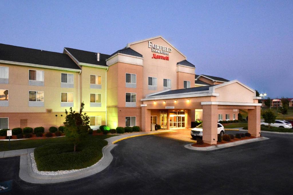 een hotel met een auto geparkeerd op een parkeerplaats bij Fairfield Inn & Suites Wytheville in Wytheville