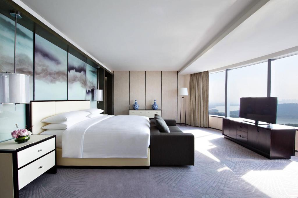 Postel nebo postele na pokoji v ubytování Shunde Marriott Hotel