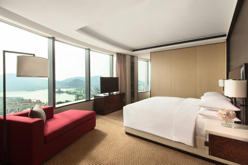 Postel nebo postele na pokoji v ubytování Shunde Marriott Hotel