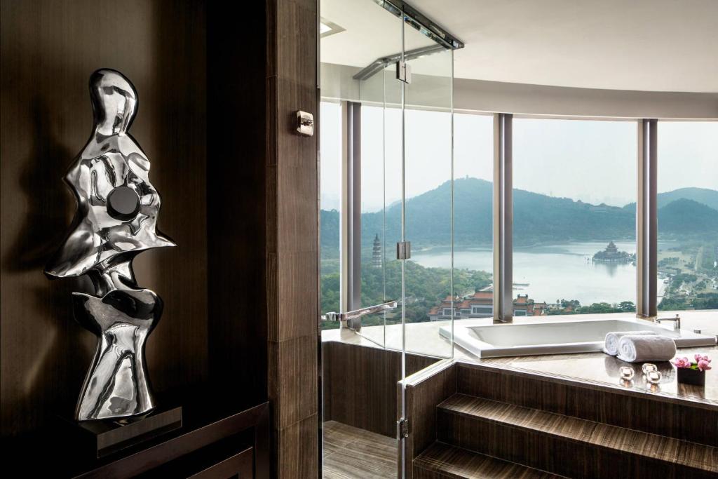 Nespecifikovaný výhled na hory nebo výhled na hory při pohledu z hotelu