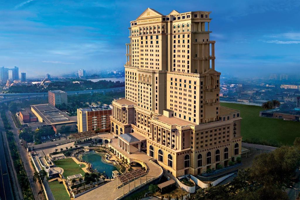 un grand bâtiment avec une fontaine devant lui dans l'établissement ITC Royal Bengal, a Luxury Collection Hotel, Kolkata, à Kolkata