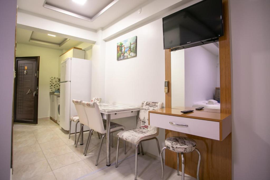 A kitchen or kitchenette at Güven House İstanbul