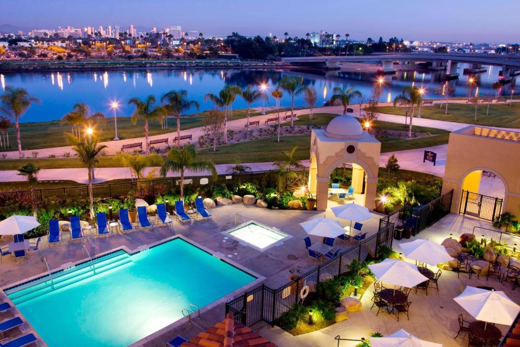 uma vista superior de uma piscina num resort em Courtyard San Diego Airport/Liberty Station em San Diego