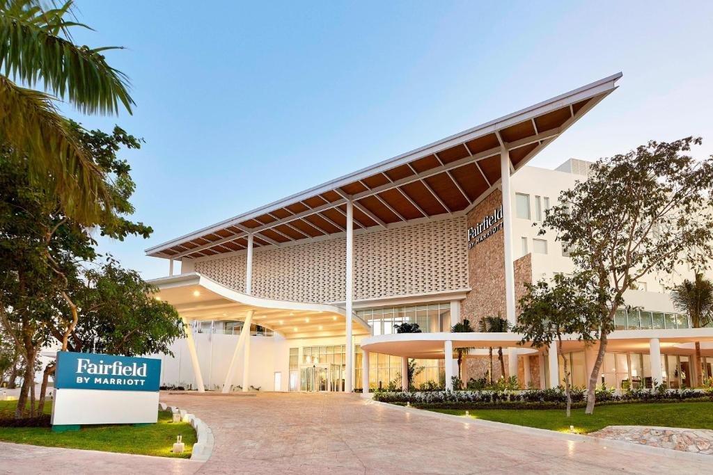 un edificio con una señal delante de él en Fairfield Inn & Suites by Marriott Cancun Airport en Cancún