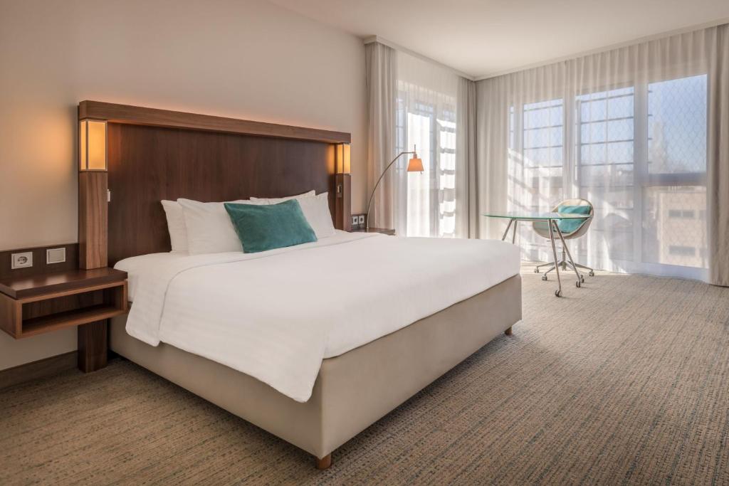 Postel nebo postele na pokoji v ubytování Courtyard by Marriott Cologne