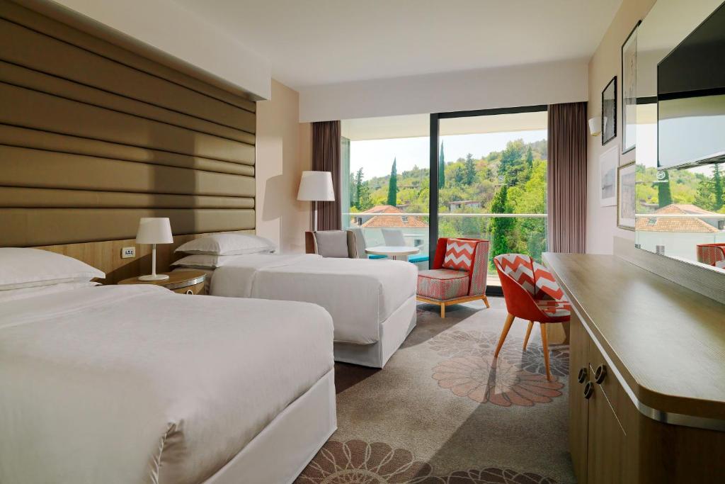 Кровать или кровати в номере Sheraton Dubrovnik Riviera Hotel
