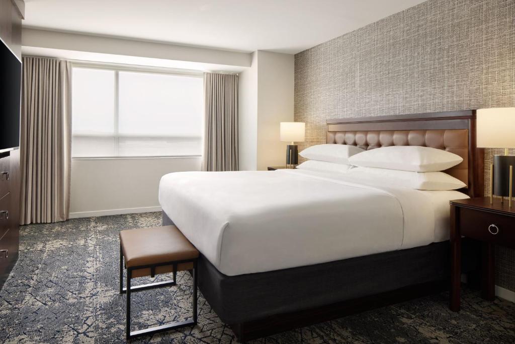 Sheraton Valley Forge King of Prussia - Deluxe King Room With City View