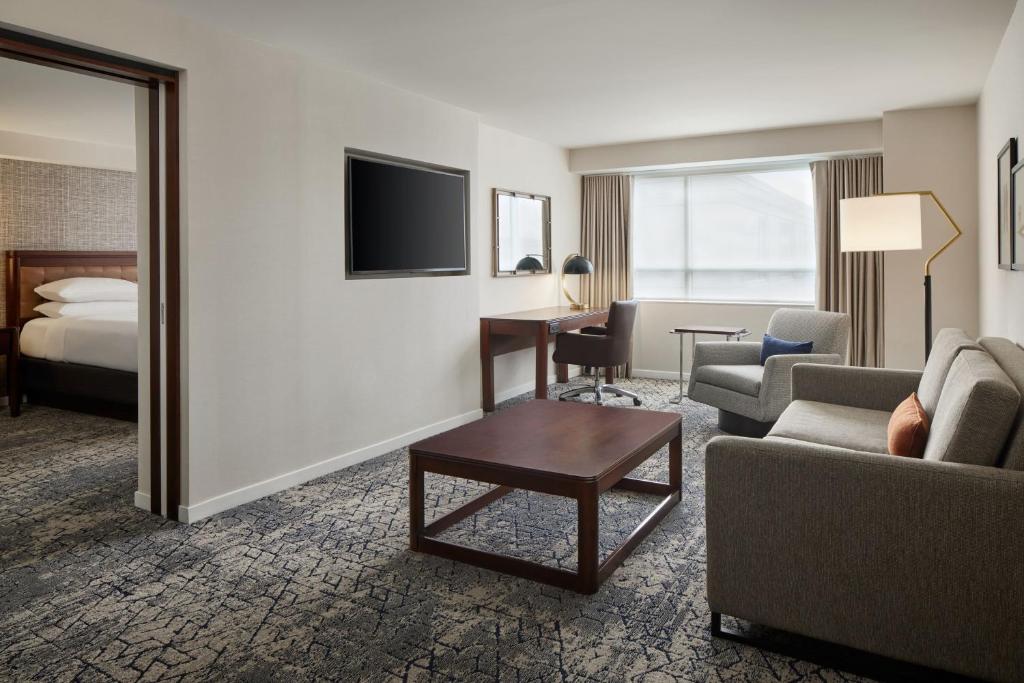 Sheraton Valley Forge King of Prussia - King Suite With Sofa Bed