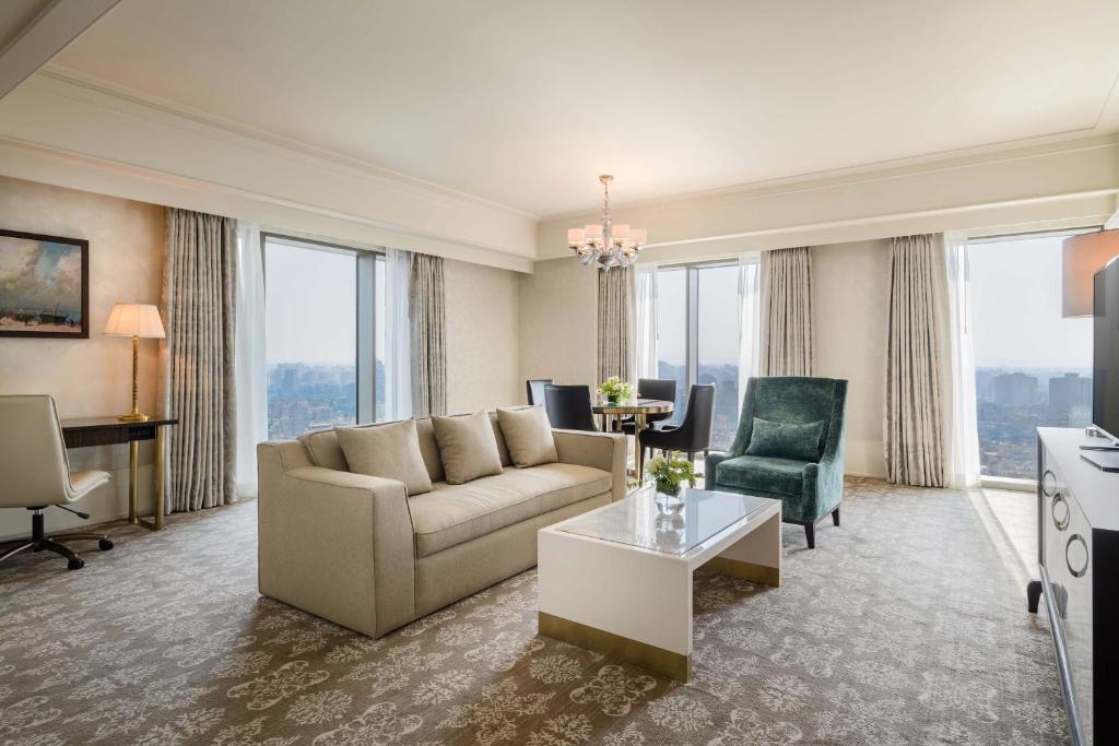 TV a/nebo společenská místnost v ubytování The St. Regis Cairo