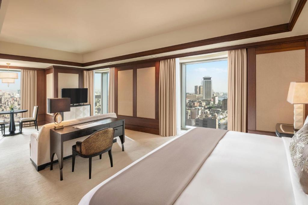 Postel nebo postele na pokoji v ubytování The St. Regis Cairo