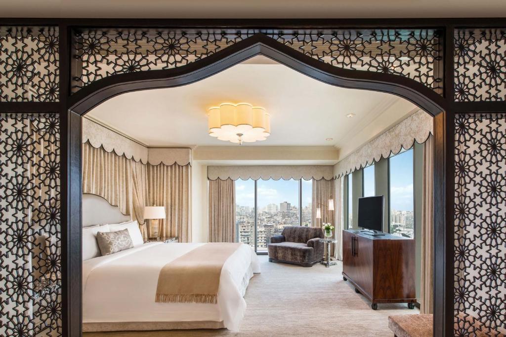 Postel nebo postele na pokoji v ubytování The St. Regis Cairo