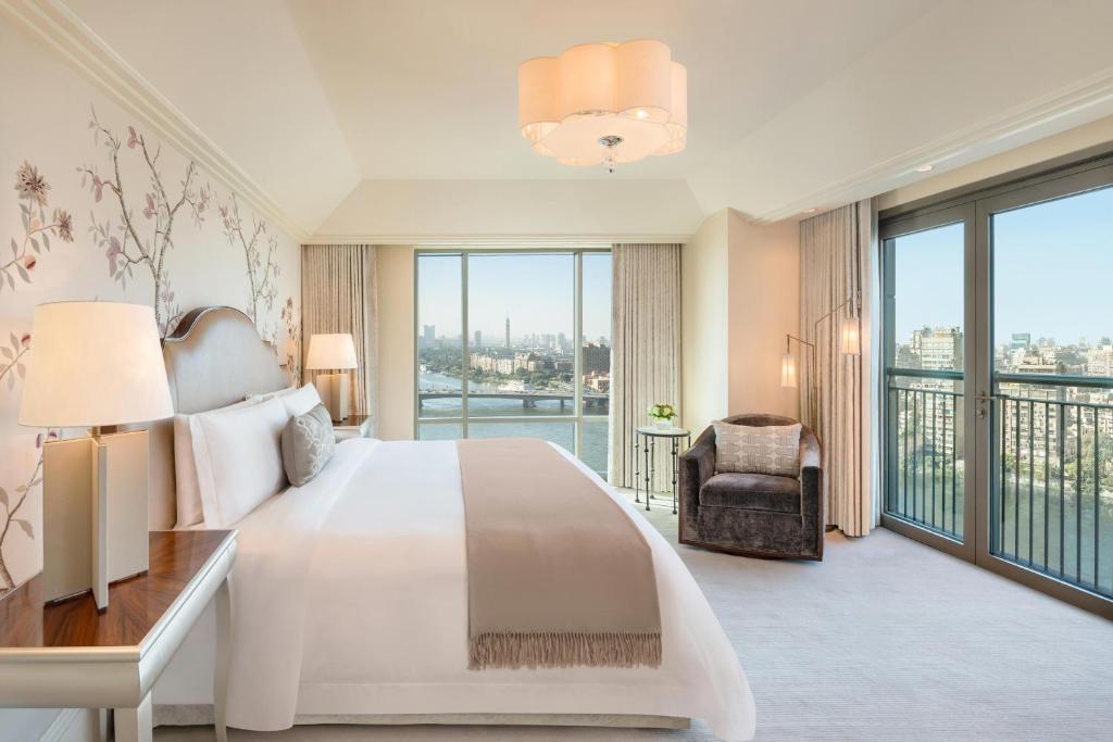 Postel nebo postele na pokoji v ubytování The St. Regis Cairo