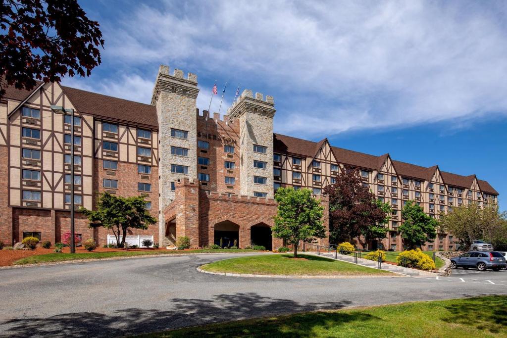 un gran edificio con una carretera delante en Sheraton Nashua en Nashua