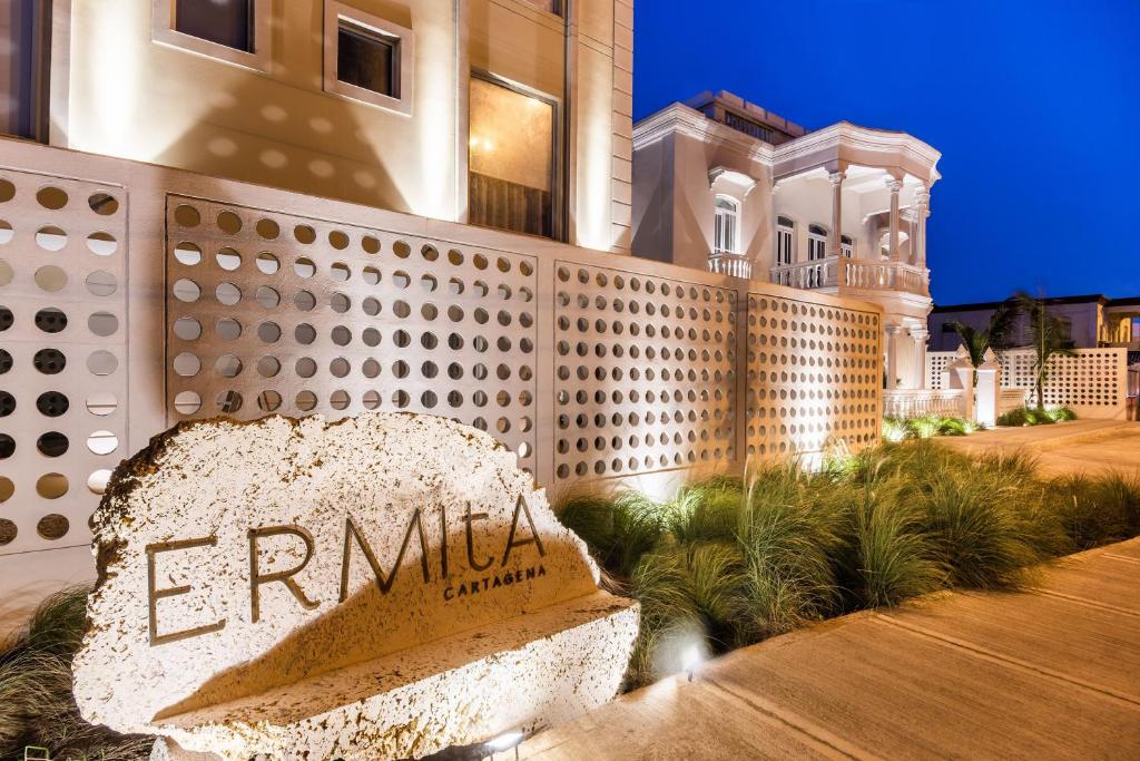 卡塔赫納的住宿－Ermita Cartagena, a Tribute Portfolio Hotel，前面有标志的建筑