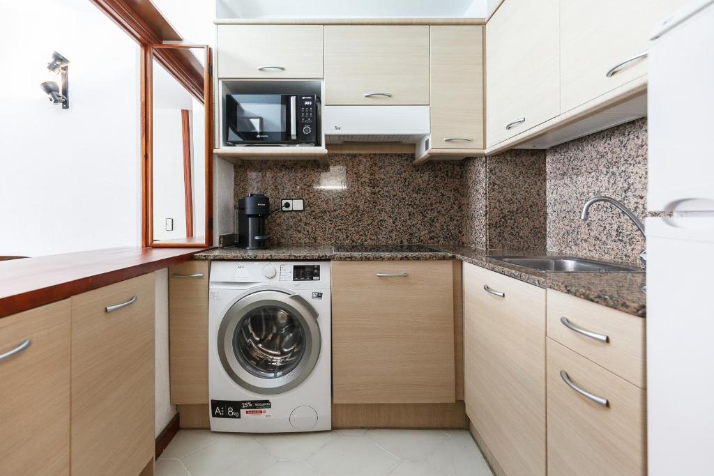Kuchyň nebo kuchyňský kout v ubytování UHC Novelty Apartments