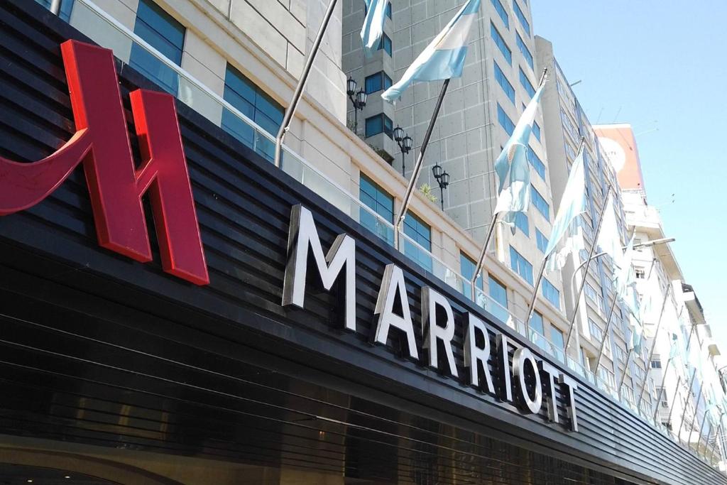 una señal marriott en el costado de un edificio en Buenos Aires Marriott en Buenos Aires