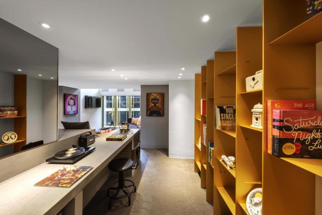 W Amsterdam - Marvelous Exchange, 1 Bedroom Bi-level Loft, In Loft: 1 King