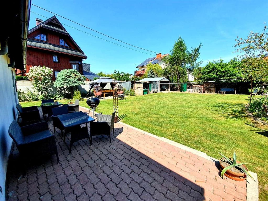Vonkajšia záhrada v ubytovaní Apartament z antresolą