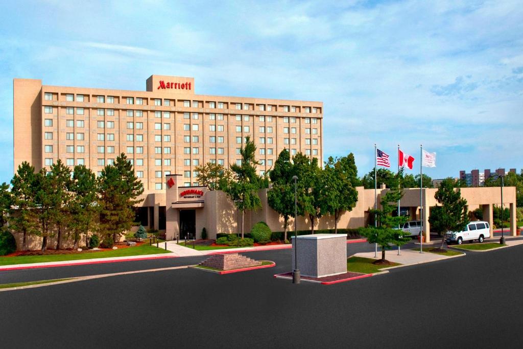 eine Darstellung eines Hotelgebäudes mit amerikanischer Flagge in der Unterkunft Buffalo Marriott Niagara in Amherst